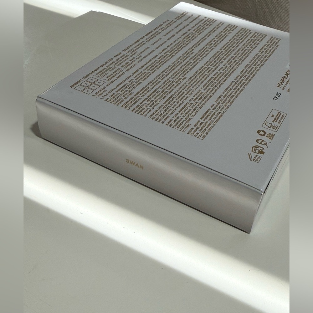 Hourglass Ambient Lighting Edit Unlocked 2025 Palette - Picture 7 of 11